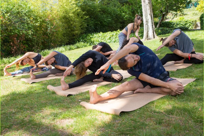 yoga grupal en el río